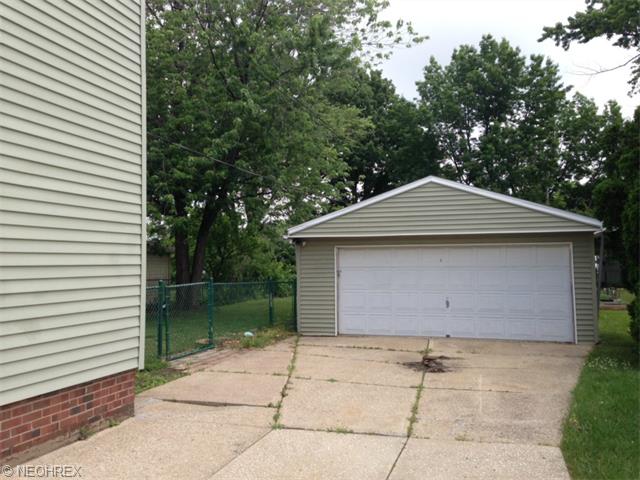 545 Crescent Dr, Willowick, OH 44095 photo 18