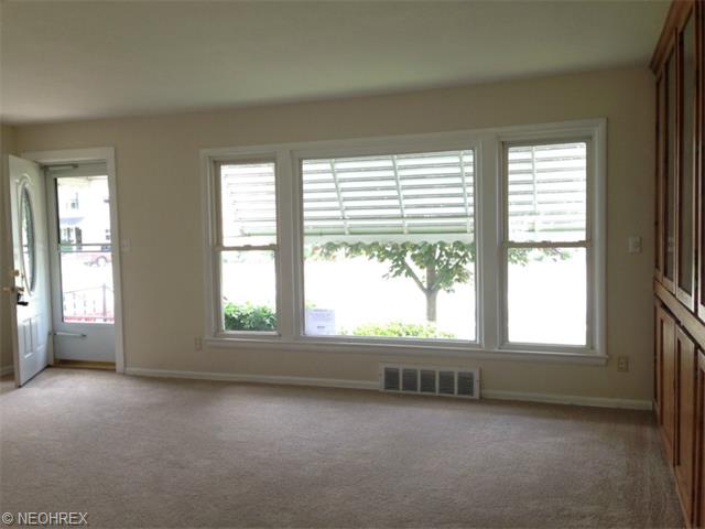 545 Crescent Dr, Willowick, OH 44095 photo 3