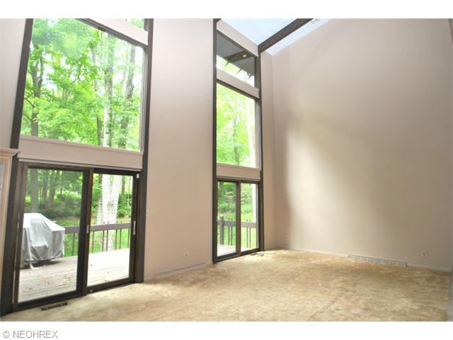 651 Treecrest Dr, Akron, OH 44333 photo 3