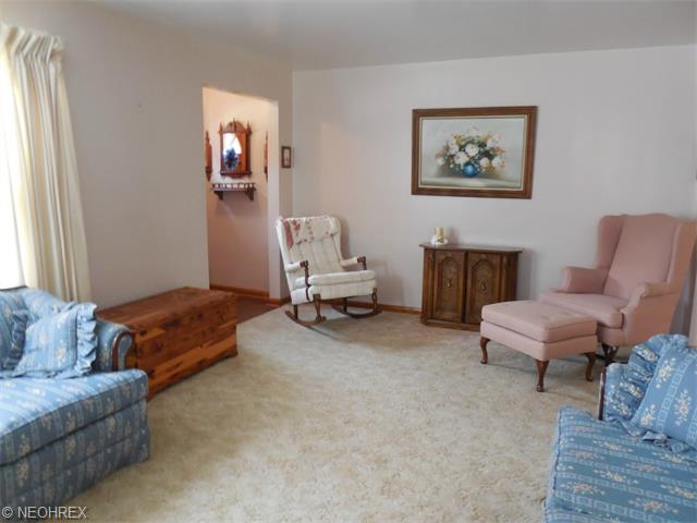 212 Viola Ave, Hubbard, OH 44425 photo 6