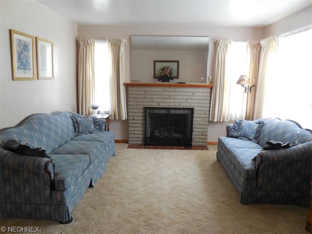 212 Viola Ave, Hubbard, OH 44425 photo 4