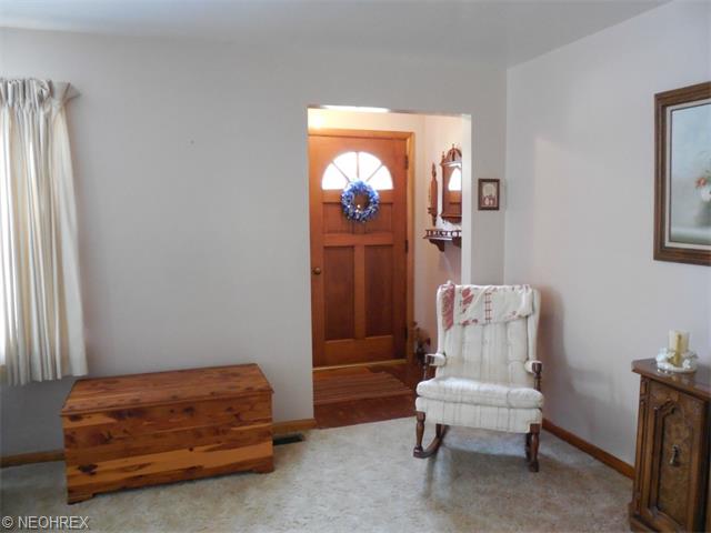 212 Viola Ave, Hubbard, OH 44425 photo 3