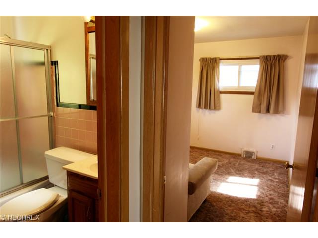 28706 Forest Rd, Eastlake, OH 44095 photo 12