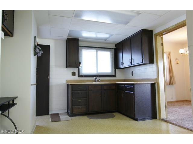 28706 Forest Rd, Eastlake, OH 44095 photo 4