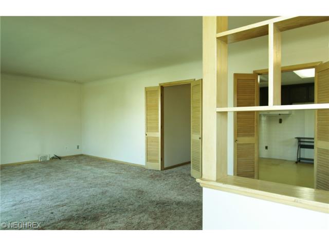 28706 Forest Rd, Eastlake, OH 44095 photo 2