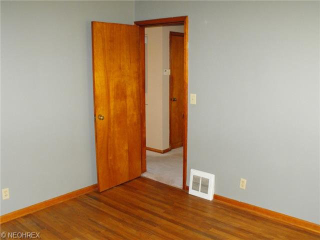 1419 Craneing Rd, Wickliffe, OH 44092 photo 2