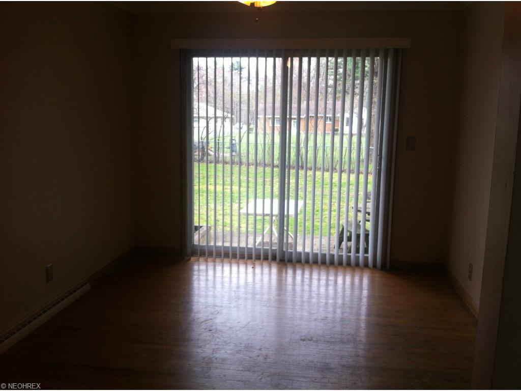 51 Gillian Ln, Youngstown, OH 44511 photo 3