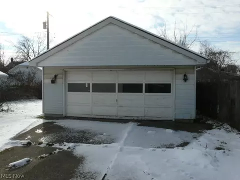 2526 E 33rd St, Lorain, OH 44055 photo 3