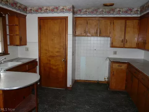 2526 E 33rd St, Lorain, OH 44055 photo 9