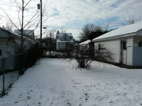 2526 E 33rd St, Lorain, OH 44055 photo 2