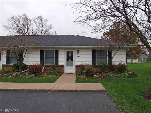 742 Chestnut Ln, Huron, OH 44839 photo 1