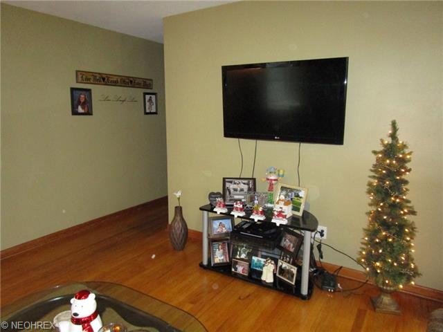 933 Ohio Ave, Ashtabula, OH 44004 photo 2