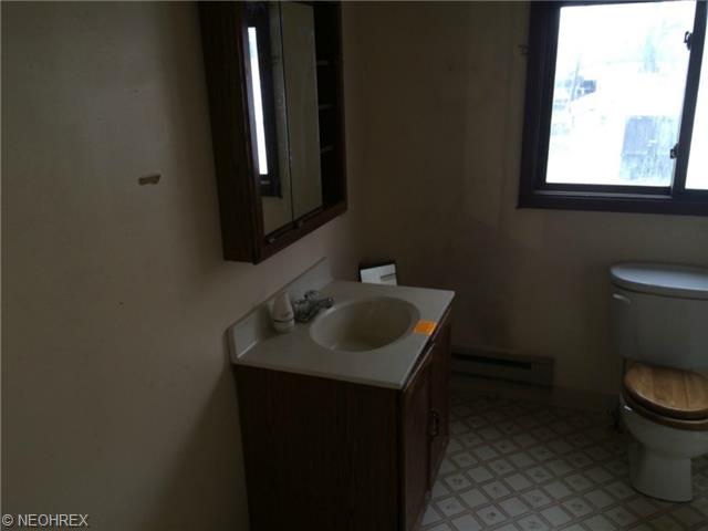 210 Olive St, Elyria, OH 44035 photo 6
