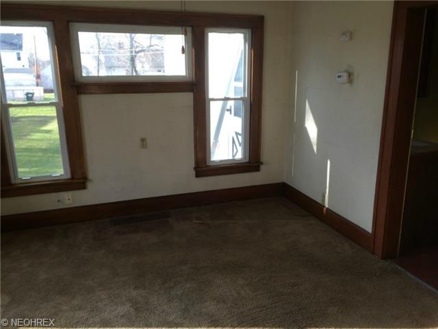 210 Olive St, Elyria, OH 44035 photo 4