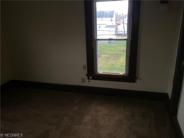 210 Olive St, Elyria, OH 44035 photo 7