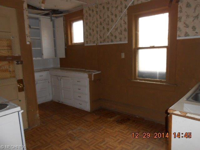 437 E Voris St, Akron, OH 44311 photo 2