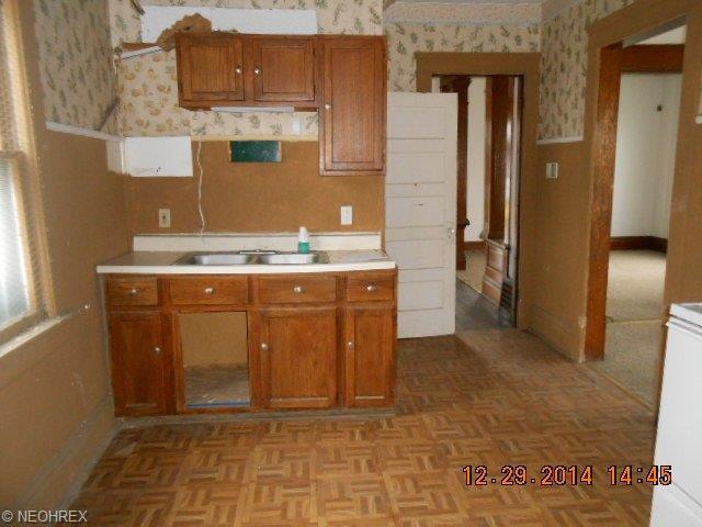 437 E Voris St, Akron, OH 44311 photo 3