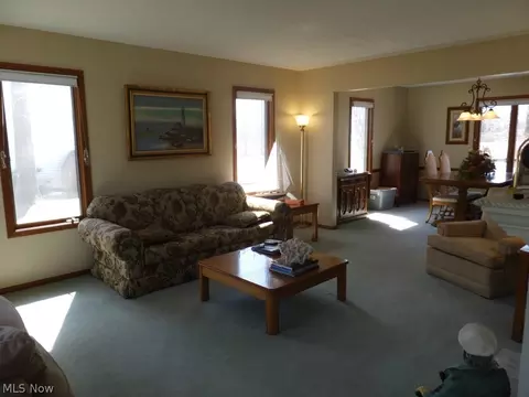 2101 Deerfield Dr, Ashtabula, OH 44004 photo 3