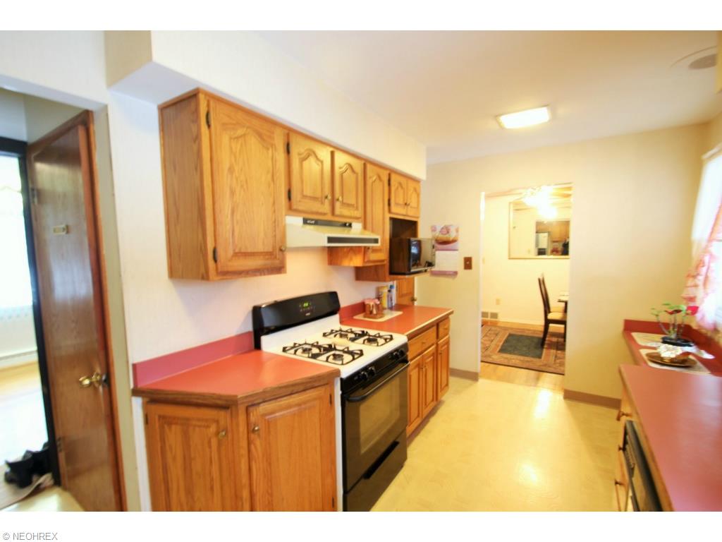 8879 Spring Valley Dr, Mentor, OH 44060 photo 3