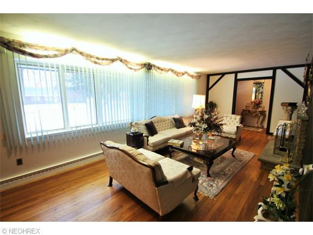 8879 Spring Valley Dr, Mentor, OH 44060 photo 2