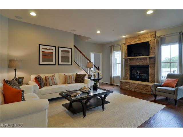 107 Paradise Dr, Elyria, OH 44035 photo 2