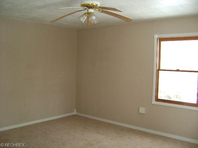 11161 Summerset Dr, Elyria, OH 44035 photo 2