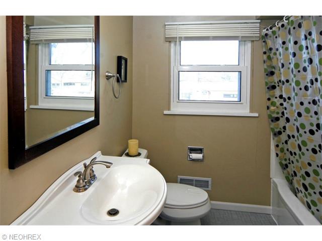 8200 Wright Rd, Broadview Heights, OH 44147 photo 2