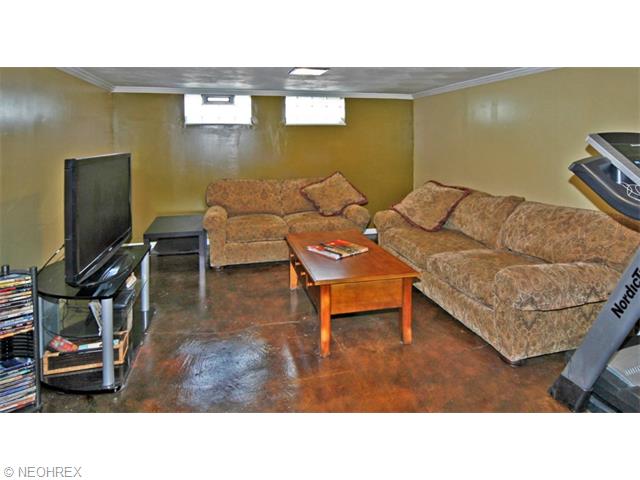 8200 Wright Rd, Broadview Heights, OH 44147 photo 4