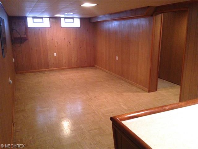 30301 Thomas St, Eastlake, OH 44095 photo 2