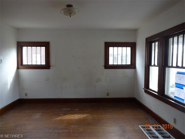 1957 E 34th St, Lorain, OH 44055 photo 2