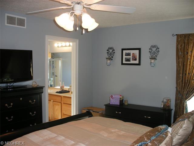 8980 Village Ct, Olmsted Falls, OH 44138 photo 11