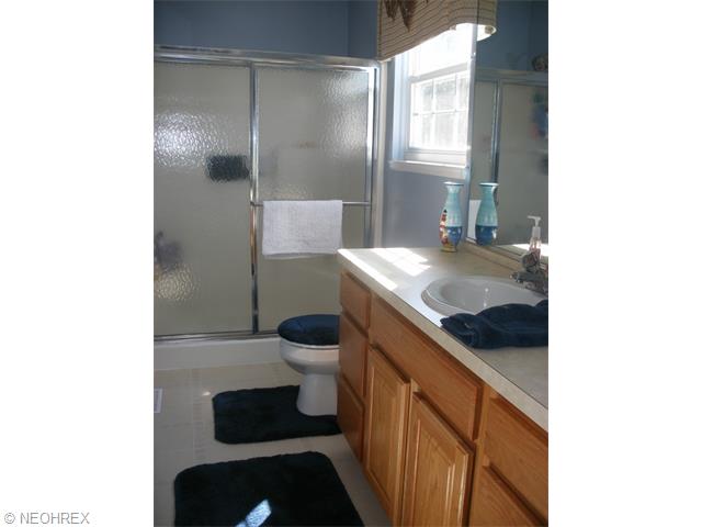 8980 Village Ct, Olmsted Falls, OH 44138 photo 14