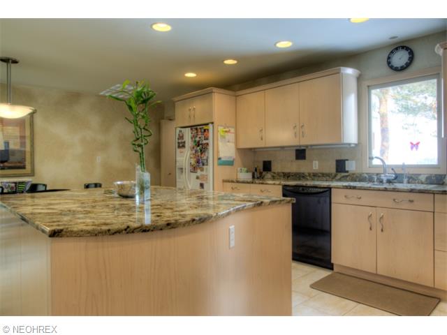 527 Beaverbrook Dr, Akron, OH 44333 photo 9
