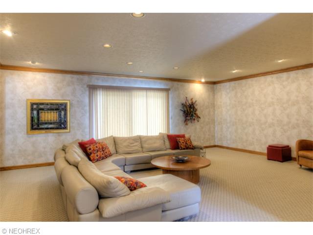 527 Beaverbrook Dr, Akron, OH 44333 photo 4