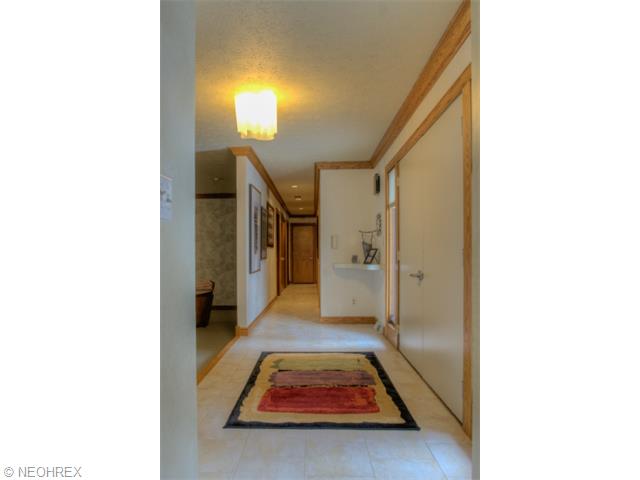 527 Beaverbrook Dr, Akron, OH 44333 photo 3