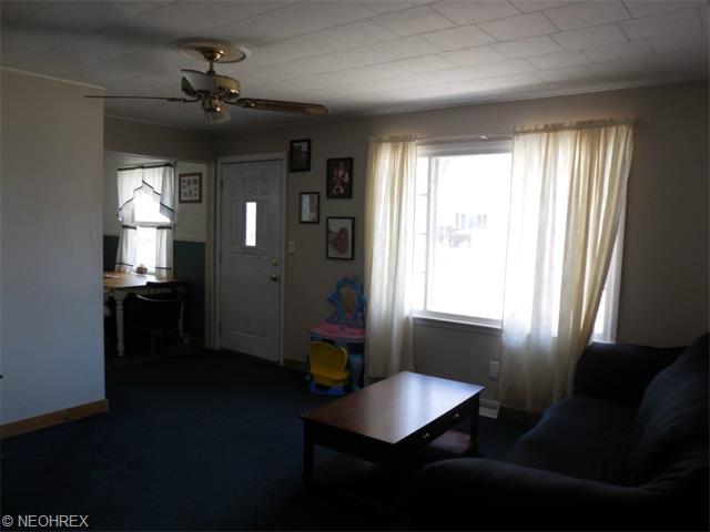 375 White Oak Dr, Elyria, OH 44035 photo 2