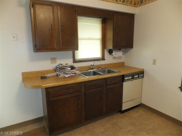 5406 Ackley Rd, Parma, OH 44129 photo 3