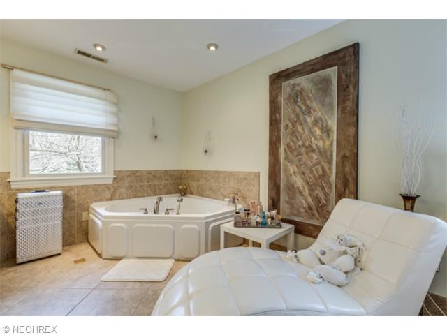 11670 Stonegate Dr, Chardon, OH 44024 photo 5