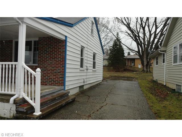  553 6th St, Campbell, OH 44405 photo 3
