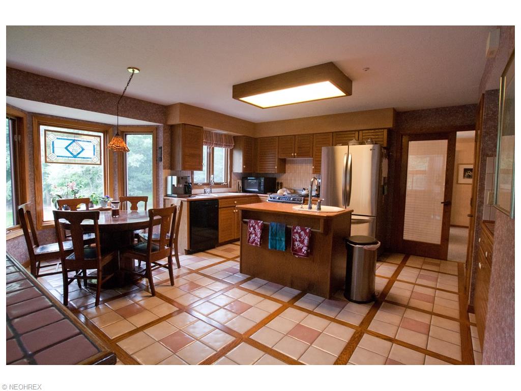 29402 Eddy Rd, Willoughby Hills, OH 44092 photo 4