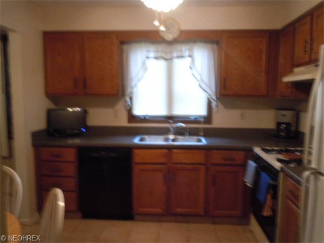 918 Pearson Cir #2, Youngstown, OH 44512 photo 4