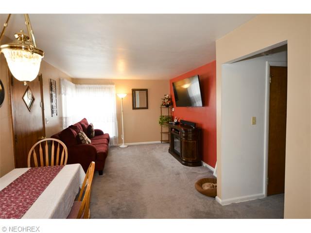 562 Upton Ave, Akron, OH 44310 photo 3