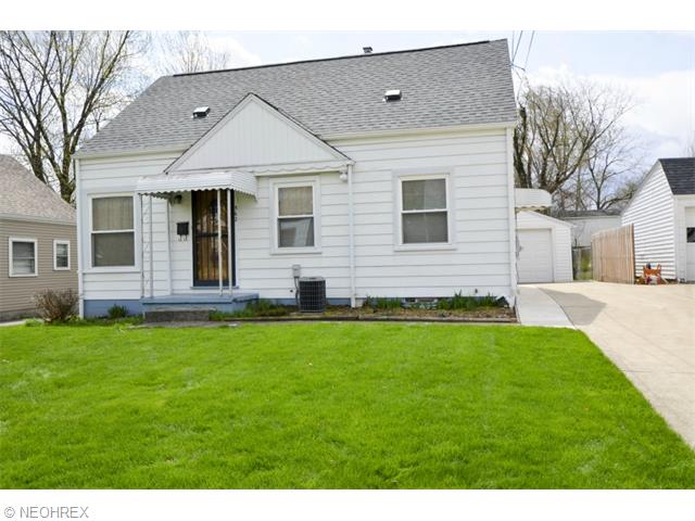 562 Upton Ave, Akron, OH 44310 photo 1