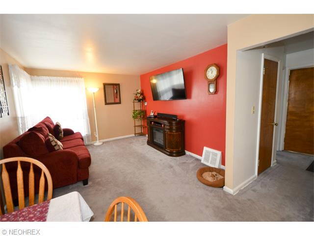 562 Upton Ave, Akron, OH 44310 photo 4