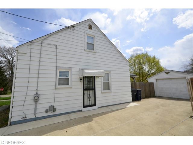 562 Upton Ave, Akron, OH 44310 photo 2