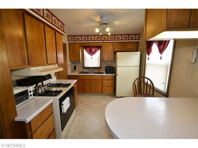 562 Upton Ave, Akron, OH 44310 photo 7