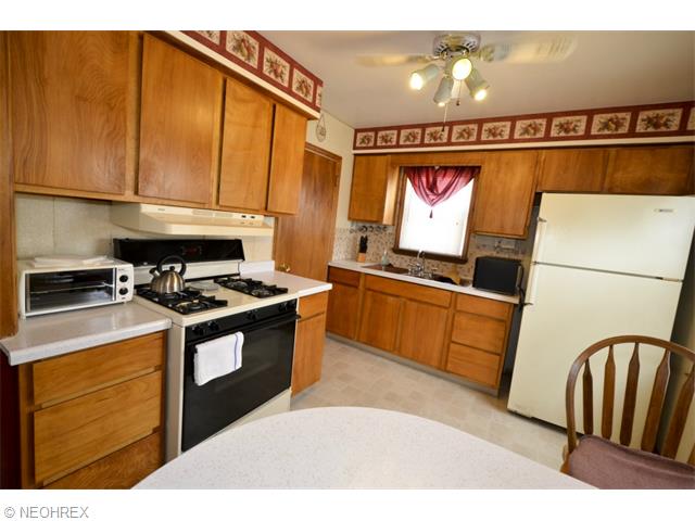 562 Upton Ave, Akron, OH 44310 photo 8