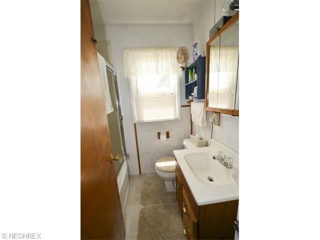 562 Upton Ave, Akron, OH 44310 photo 14