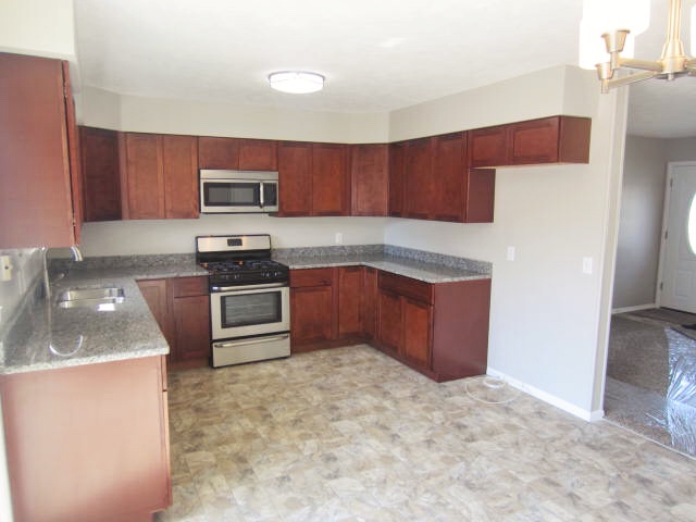 42900 Emerald Dr, Elyria, OH 44035 photo 5