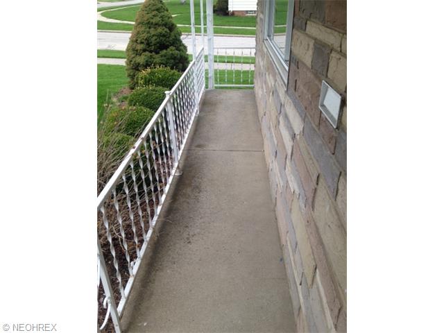 3196 Hetzel Dr, Parma, OH 44134 photo 2
